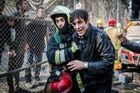 V troskách zřícené budovy v Teheránu dál hledají 25 lidí. Pod sutinami hoří