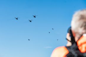Tanec ocelových dravců nad Prahou. Na obřím cvičení zachraňují i "bombardují"