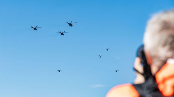 Tanec ocelových dravců nad Prahou. Na obřím cvičení zachraňují i "bombardují"