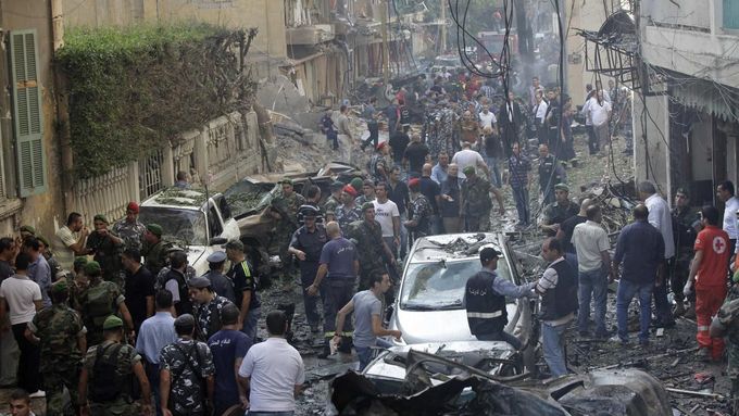 Civilians and security personnel gather at the site of an explosion in Ashafriyeh, central Beirut, October 19, 2012. A huge car bomb exploded in a street in central Beirut during rush hour on Friday, killing at least eight people and wounding about 80, witnesses and officials said. REUTERS/ Mahmoud Kheir (LEBANON - Tags: CIVIL UNREST) Published: Říj. 19, 2012, 1:47 odp.