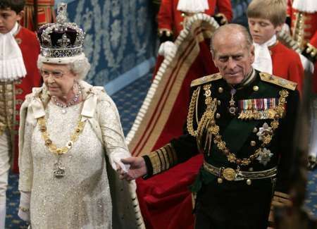 Královna Alžběta II. doprovázená princem Philipem se chystá přednést program Blairovy vlády