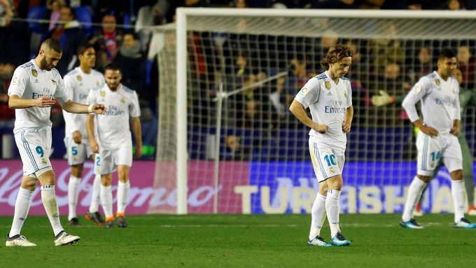 Zklamání fotbalistů Realu Madrid po druhém gólu Levante