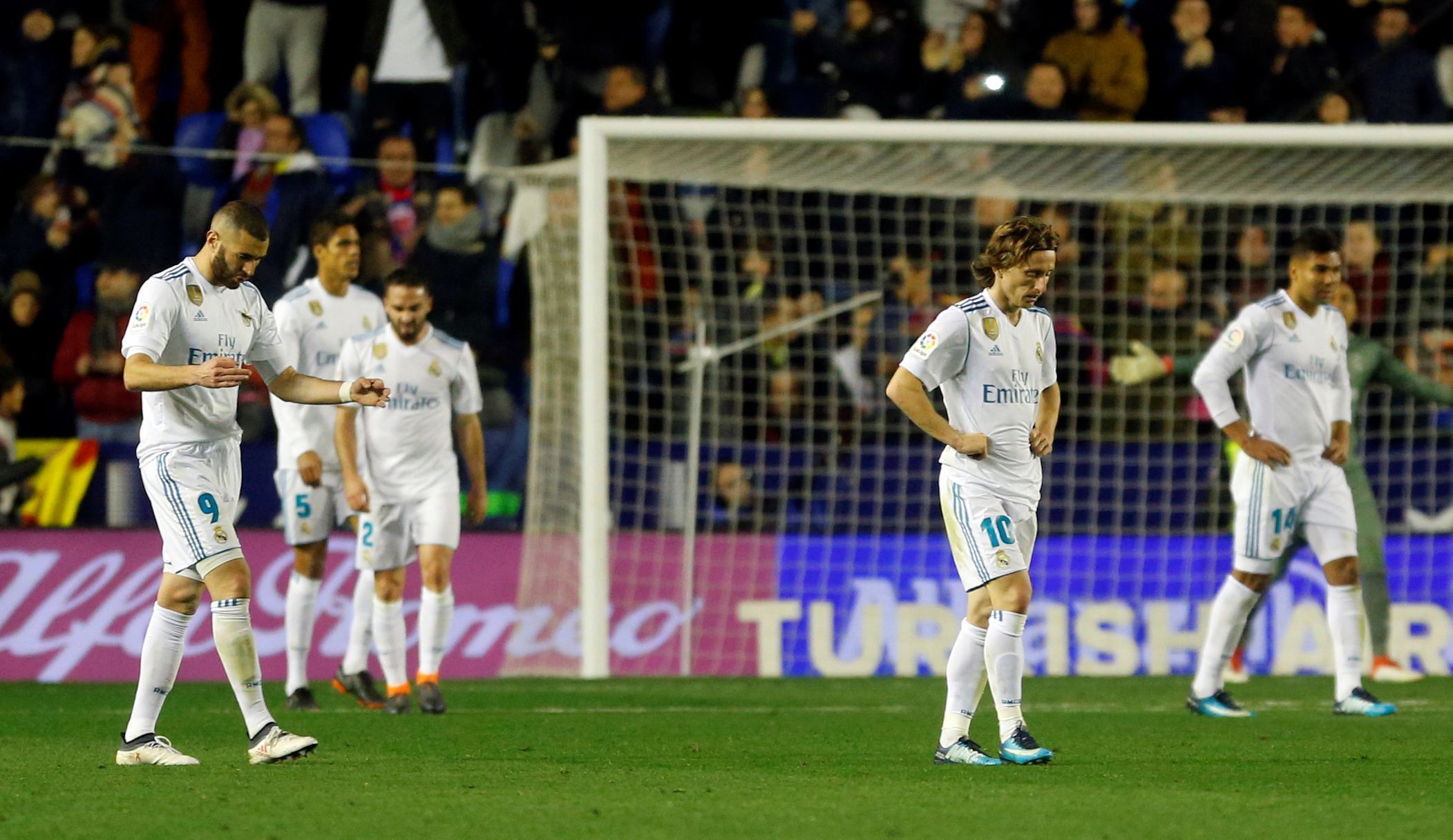 Zklamání fotbalistů Realu Madrid po druhém gólu Levante