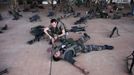 French soldiers perform emergency first aid training in a hangar at the Malian army air base in Bamako January 14, 2013. France plans to increase its troops in Mali to 2,500 in the days ahead and is working to speed up the deployment of West African troops for a campaign against Islamist rebels, the government said on Monday. REUTERS/Joe Penney (MALI - Tags: CONFLICT MILITARY POLITICS) Published: Led. 14, 2013, 7:06 odp.