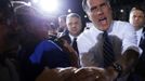 U.S. Republican presidential candidate and former Massachusetts Governor Mitt Romney greets audience members at a campaign rally in Denver, Colorado October 1, 2012 ahead of his first debate with U.S. President Barack Obama. REUTERS/Brian Snyder (UNITED STATES - Tags: POLITICS ELECTIONS USA PRESIDENTIAL ELECTION TPX IMAGES OF THE DAY) Published: Říj. 2, 2012, 2:40 dop.