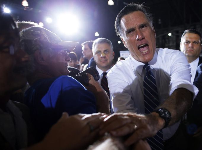 U.S. Republican presidential candidate and former Massachusetts Governor Mitt Romney greets audience members at a campaign rally in Denver, Colorado October 1, 2012 ahead of his first debate with U.S. President Barack Obama. REUTERS/Brian Snyder (UNITED STATES - Tags: POLITICS ELECTIONS USA PRESIDENTIAL ELECTION TPX IMAGES OF THE DAY) Published: Říj. 2, 2012, 2:40 dop.