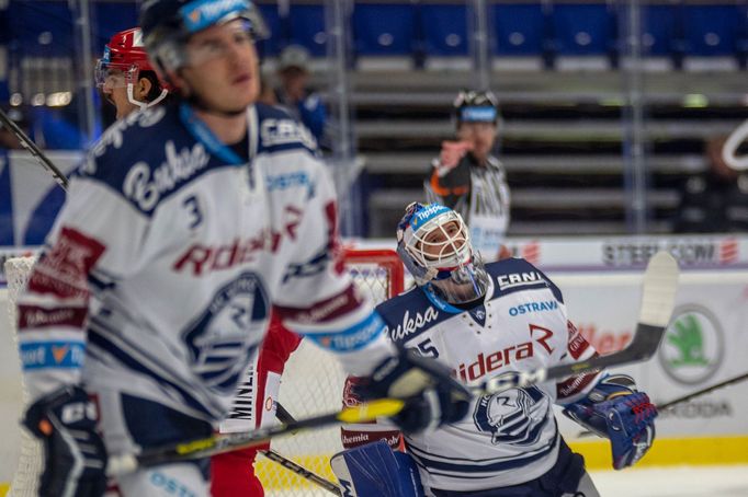 33. kolo hokejové Tipsport extraligy, Vítkovice - Třinec: Brankář Miroslav Svoboda smutní po první obdržené brance.