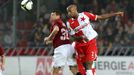 Mickael Tavares ze Slavie v hlavičkovém souboji se sparťanem Markem Kuličem.