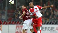 Mickael Tavares ze Slavie v hlavičkovém souboji se sparťanem Markem Kuličem.