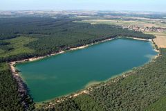 V jezeře Lhota u Prahy se utopili dva sedmiletí chlapci, těla našli po dvou hodinách potápěči