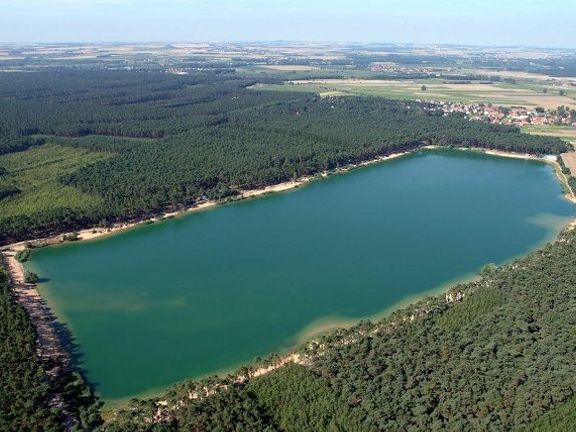 Jezero Lhota se nachází nedaleko Prahy