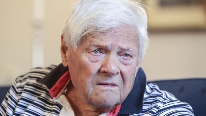 černá dospívající dívka kočička