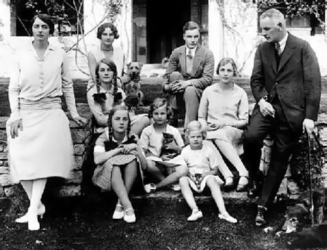 Rodinná fotka Mitfordů. Vlevo matka a v pravo otec, mezi nimi šest sester i jeden syn