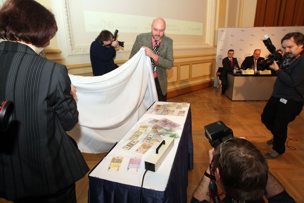 ČNB ukázala padělky za rok 2011