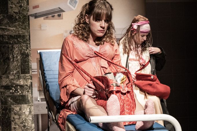 Sandra Černodrinská coby Katka a Romana Widenková jako Rybalenka.