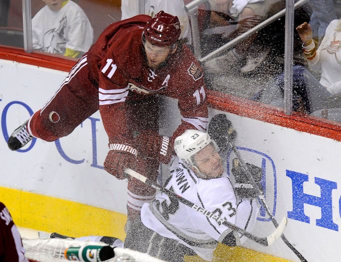 Střet Hanzala s Brownem v zápase Phoenix Coyotes - LA Kings