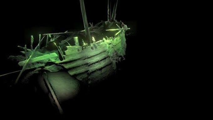 Záběry vraku 500 let staré lodi, které archeologové pořídili podvodní kamerou.