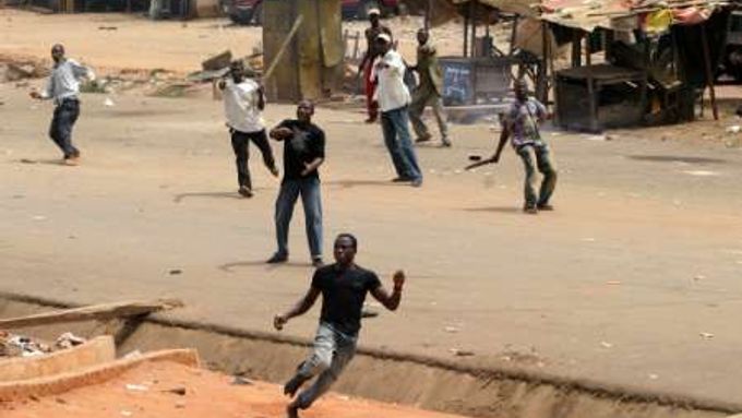 V Onitshe ve státě Anambra se střetli příslušníci křesťanského etnika Ibů s muslimskou etnickou skupinou Hausů. Zemřelo minimálně 25 osob.