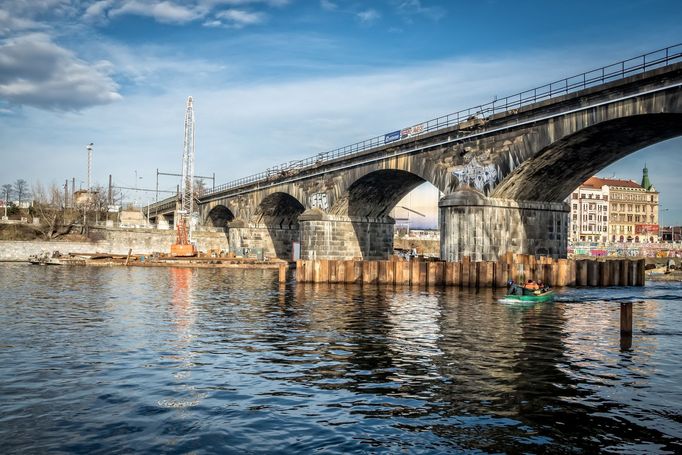 Rekonstrukce Negrelliho viaduktu na snímku z roku 2017