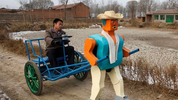Čínský farmář odhodil pluh a vyrábí roboty