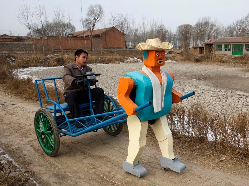 Čínský farmář vyrábí roboty