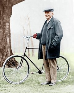 V románu vystupuje podnikatel John D. Rockefeller (na kolorované fotografii z roku 1913).