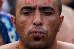 Hladovka a sešitá ústa: Na makedonské hranici protestují uprchlíci, zpátky domů nemohou