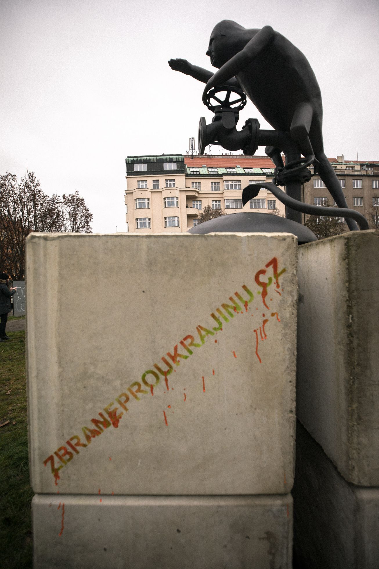 Socha Vladimira Putina jako skřeta na kohoutku s plynem místo sochy Koněva, Praha 6
