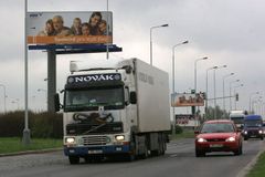 Smrtící billboardy stále ohrožují bezpečnost řidičů