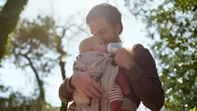 Otcem už od porodu. Proč je důležité, aby byli muži u dětí víc než jen „pomocníci“