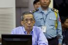 Před tribunálem se zpovídá Kaing Guek Eav přezdívaný Duch. Šéf mučírny Rudých Khmerů.