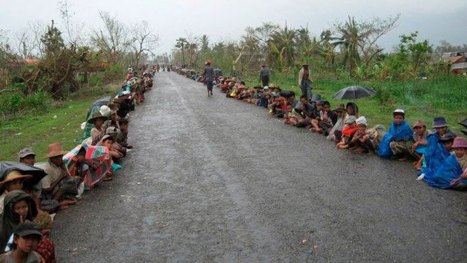 Tisíce Barmánců kolem cest měsíc po cyklónu čekají na humanitární pomoc