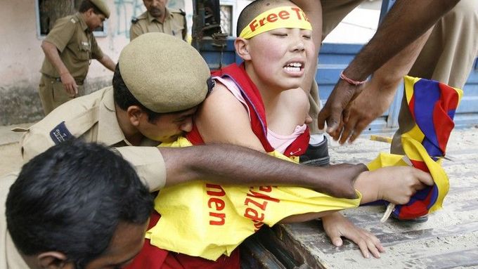 Tvrdě proti demonstrantů za Tibet zakročili nejen Číňané, ale také Indové a Nepálci