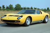 Přesně před 50 lety, v roce 1966, vzniklo Lamborghini Miura. Byl to první vůz s motorem uloženým uprostřed. Jednalo se o vidlicový dvanáctiválec, který v základní verzi disponoval 350 koňskými silami a verze SV měla ještě o 35 koní více. Maximální rychlost činila 290 kilometrů v hodině.