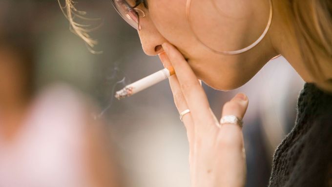 Zakáz kouření v hospodách nezískal podporu od vlády.
