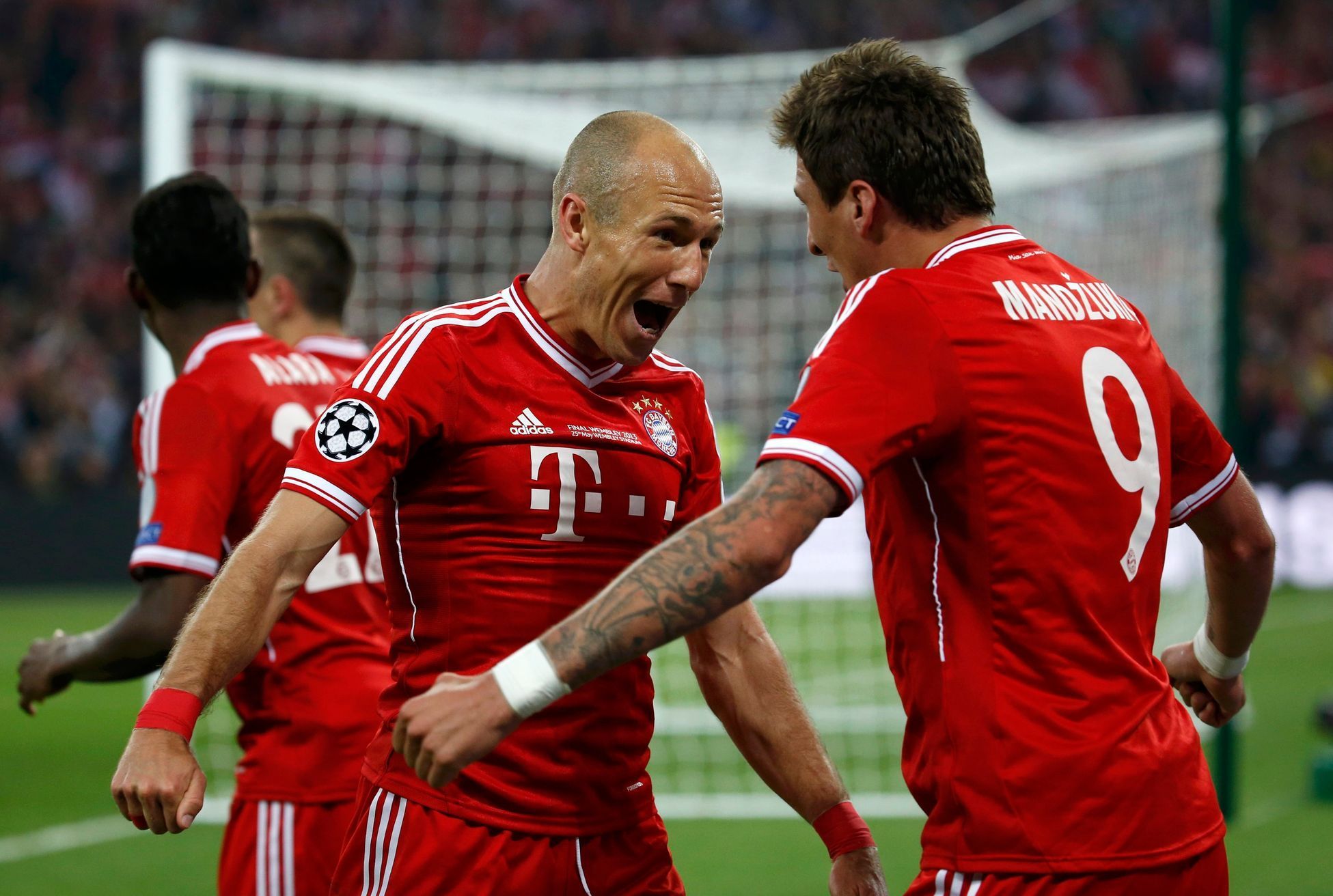 Fotbal, Liga mistrů, Bayern - Dortmund: Arjen Robben a Mario Mandžukič slaví