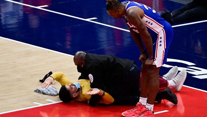 Ochranka pacifikuje fanouška, který vtrhl na palubovku během utkání play off NBA mezi Washingtonem a Philadelphií
