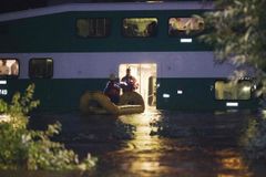 Prudká bouře ochromila Toronto, ve vlaku se dalo plavat