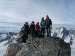 Barbora Davidová (uprostřed) ve 4 tisícech metrech nad mořem na vrcholu hory Gran Paradiso.