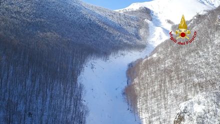 Nové záběry z dronu ukázaly ničivou sílu laviny. Italský hotel je stále zavalený sněhem