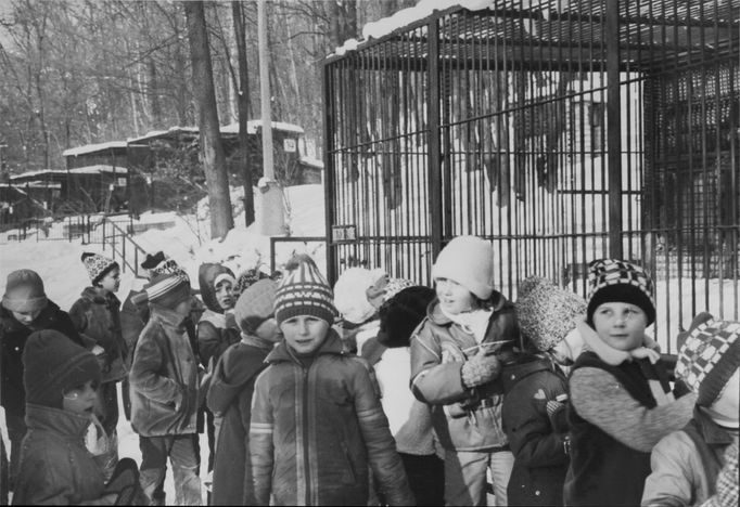 Děti v Brněnské Zoo během zimního období. Nedatovaný snímek