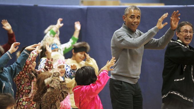 FOTO Barack Obama si na Aljašce zatancoval s malými Eskymáky