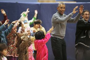 FOTO Barack Obama si na Aljašce zatancoval s malými Eskymáky