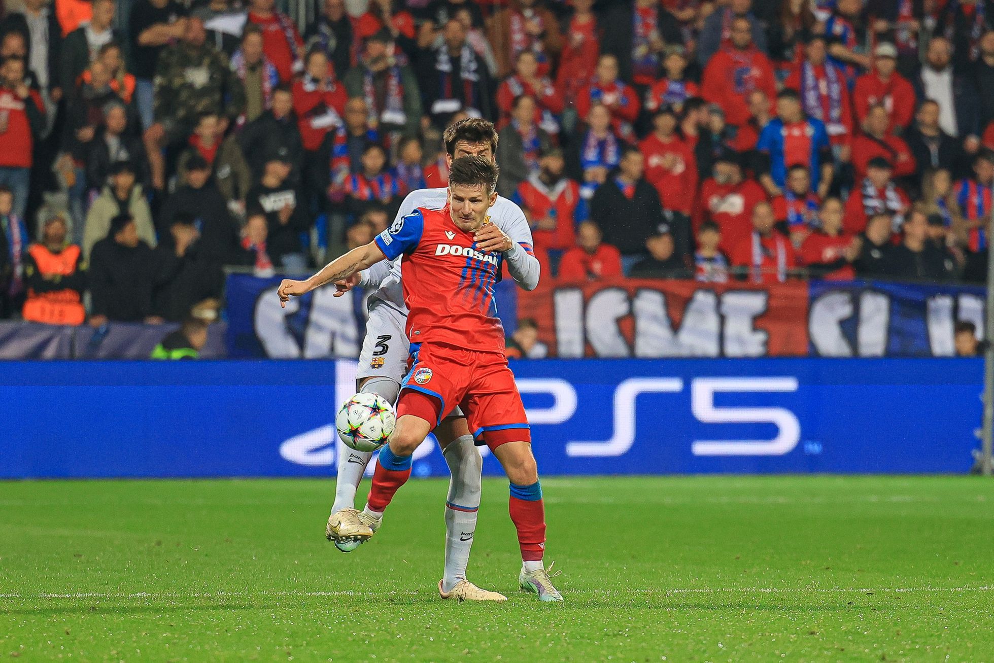 Václav Pilař a Gerard Piqué v zápase LM Plzeň - Barcelona