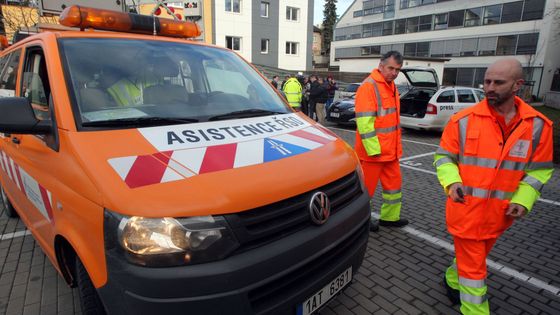 Foto: Je tu asistenční služba pro bezradné motoristky na dálnici D1