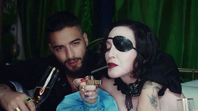 Na skladbě Medellín z nové desky Madonna spolupracovala s kolumbijským zpěvákem Malumou.
