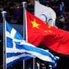 Řecká, čínská a olympijská vlajka vlají v rámci slavnostního zakončení ZOH 2022 v Pekingu