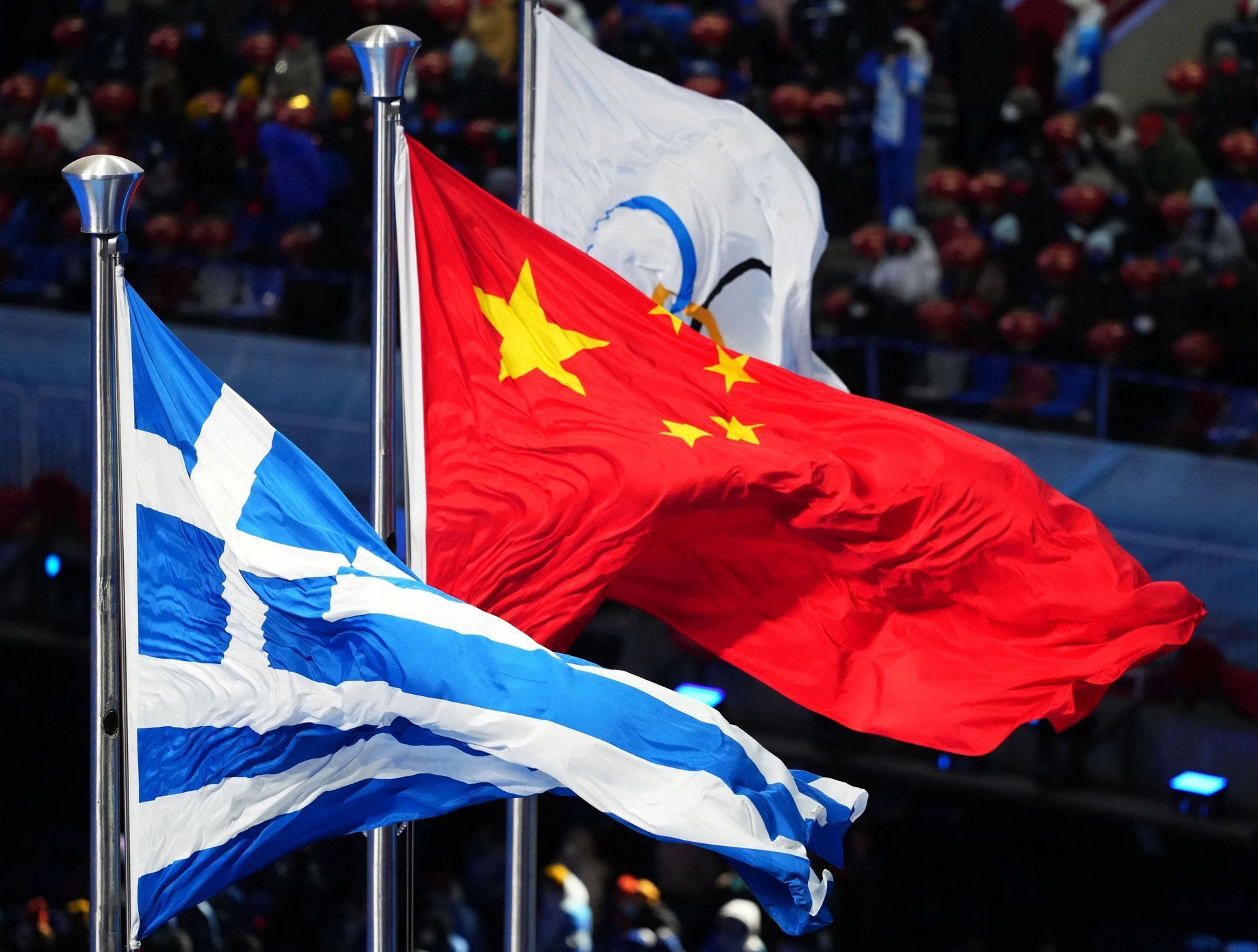 Řecká, čínská a olympijská vlajka vlají v rámci slavnostního zakončení ZOH 2022 v Pekingu