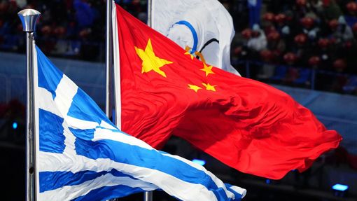 Řecká, čínská a olympijská vlajka vlají v rámci slavnostního zakončení ZOH 2022 v Pekingu