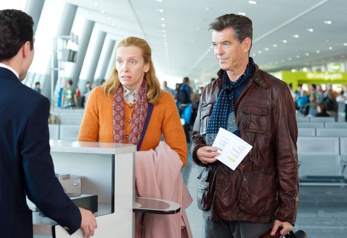 Toni Collette a Pierce Brosnan ve filmu Dlouhá cesta dolů.